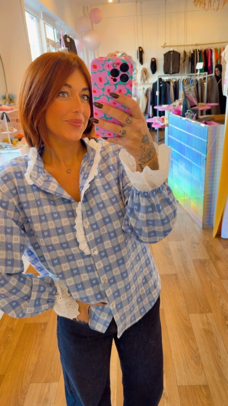 BLOUSE VICHY AVEC COEUR BLEU (DENTELLE)   L