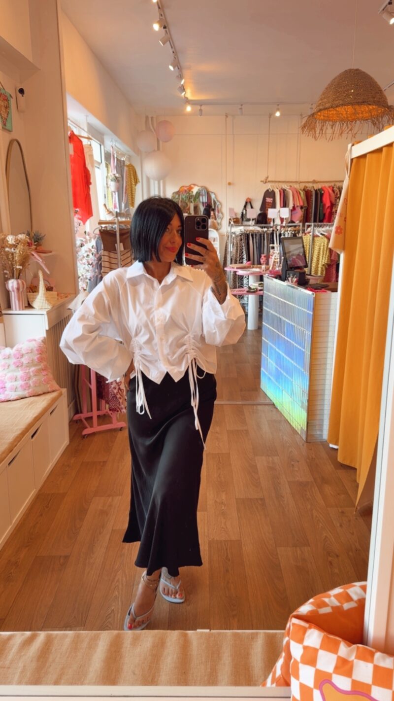 JUPE  SATIN NOIRE CINTRE